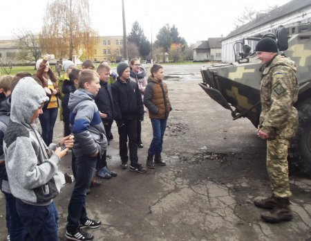 Екскурсія до військової частини